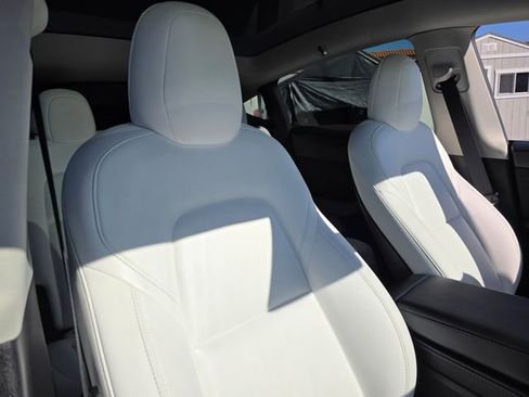 Used 2022 Tesla Model Y Performance image 18