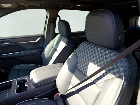 New 2026 GMC Acadia Denali w/ Super Cruise Package image 10