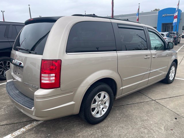Used 2009 Chrysler Town & Country Touring FWD image 3