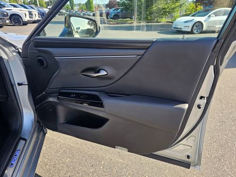 Used 2025 Lexus ES 300h w/ Premium Package FWD image 10