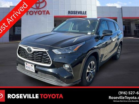 Used 2024 Toyota Highlander XLE AWD/4WD image 1