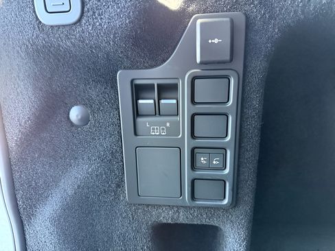 Certified 2025 Land Rover Discovery Dynamic SE AWD/4WD image 31