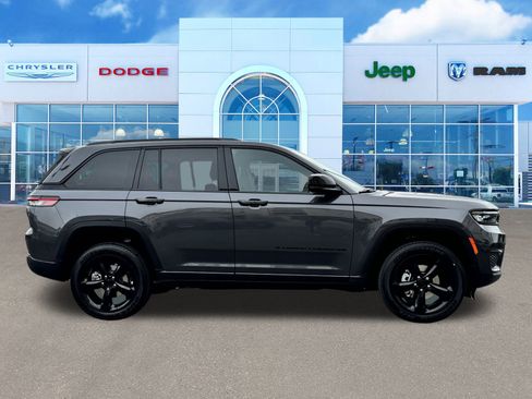 New 2025 Jeep Grand Cherokee Altitude image 12