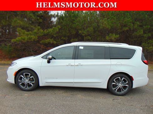 New 2026 Chrysler Pacifica Pinnacle image 1