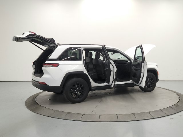 Used 2024 Jeep Grand Cherokee Altitude AWD/4WD image 13