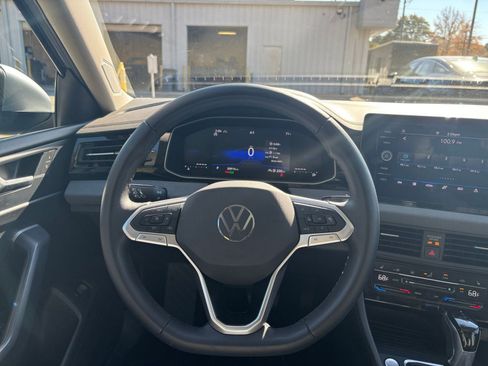 Used 2025 Volkswagen Jetta SE image 28