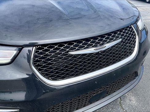 Used 2023 Chrysler Pacifica Touring-L image 32