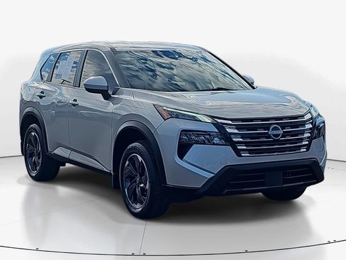 Used 2024 Nissan Rogue SV image 2