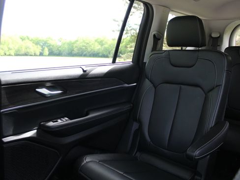Used 2023 Jeep Grand Cherokee L Limited w/ Luxury Tech Group II AWD/4WD image 13