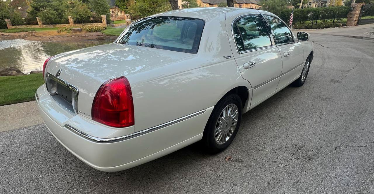 Used 2006 Lincoln Town Car Signature Limited RWD image 3
