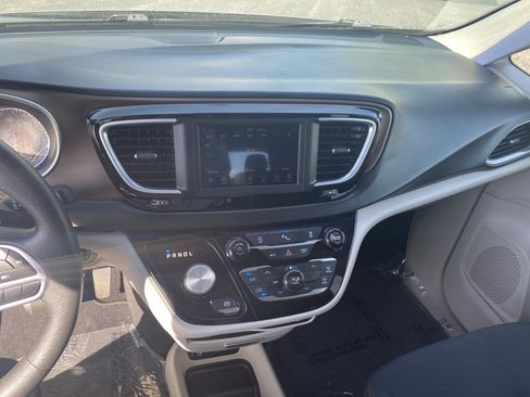 Used 2018 Chrysler Pacifica LX w/ Tire & Wheel Group FWD image 17