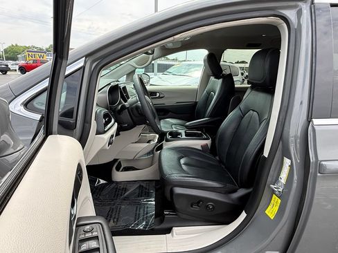 Used 2022 Chrysler Pacifica Touring-L FWD image 13