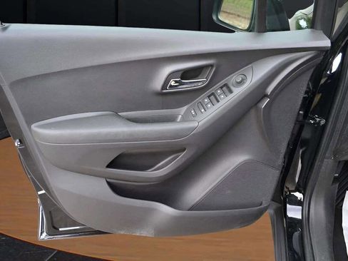 Used 2019 Chevrolet Trax LS image 27