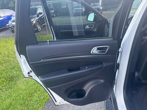 Used 2018 Jeep Grand Cherokee Limited image 16