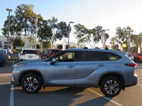 Certified 2023 Toyota Highlander XLE image 7