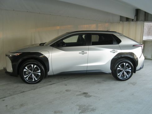 Used 2024 Toyota bZ4X AWD image 25