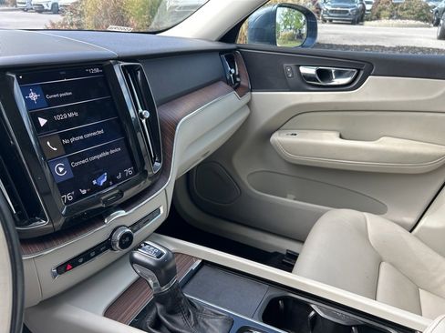 Used 2021 Volvo XC60 T5 Momentum w/ Advanced Package image 11