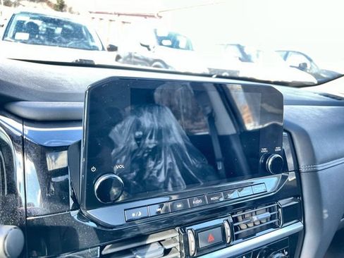 Certified 2024 Nissan Pathfinder Platinum image 12