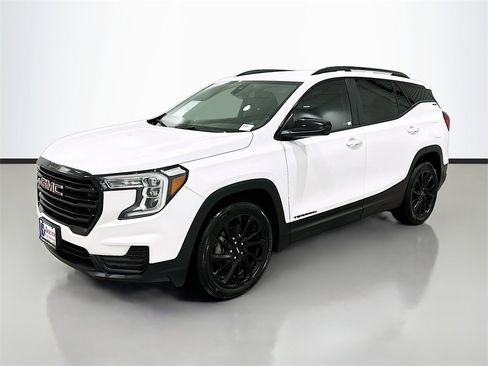 Used 2023 GMC Terrain SLE w/ Driver Convenience Package image 3