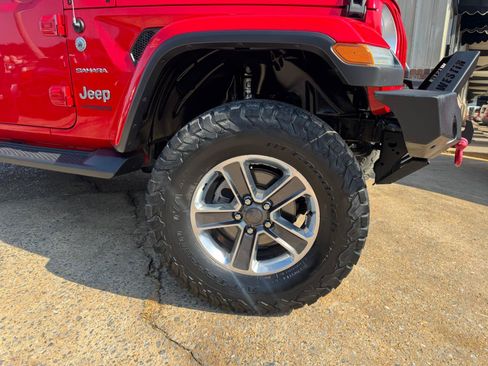 Used 2018 Jeep Wrangler Unlimited Sahara AWD/4WD image 17