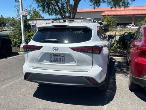 Used 2023 Toyota Highlander XLE AWD/4WD image 2