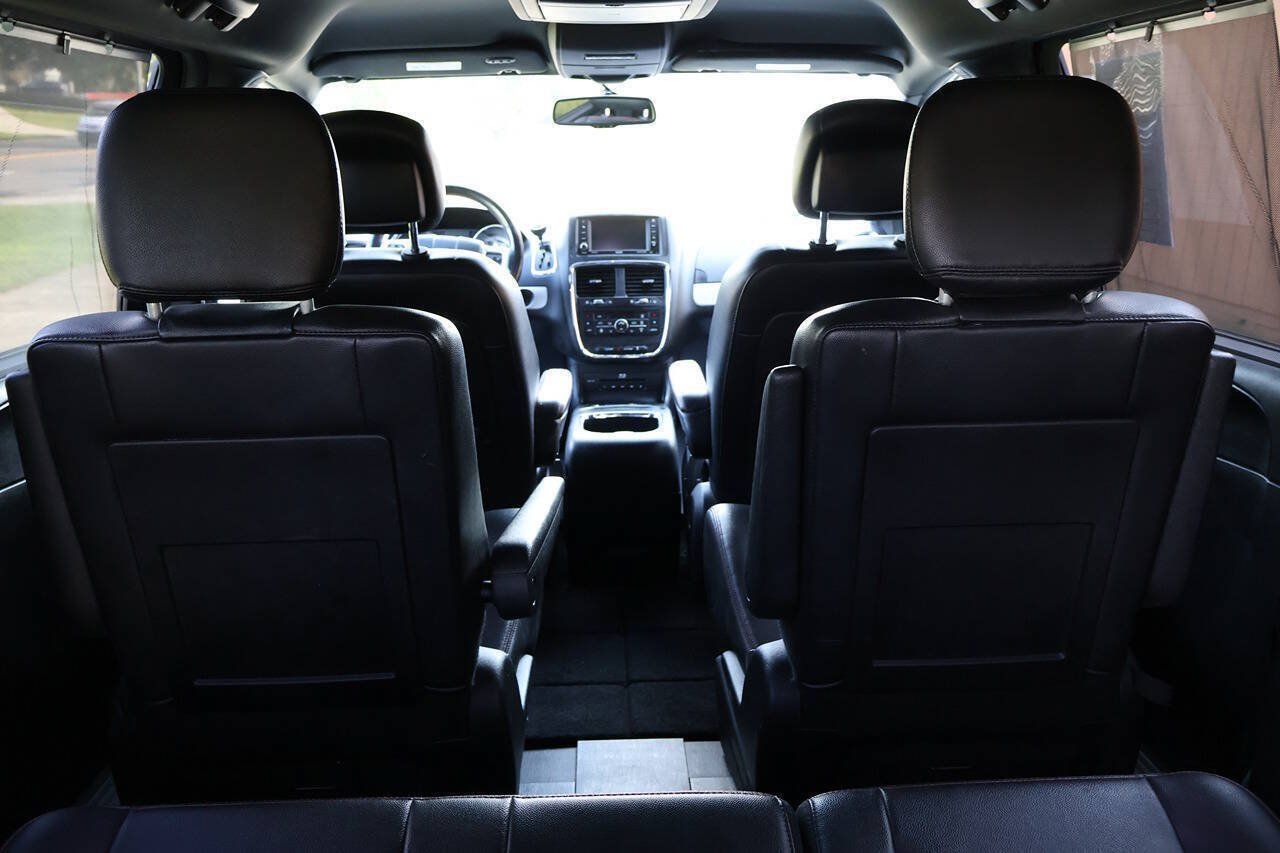 Used 2014 Dodge Grand Caravan R/T w/ Driver Convenience Group FWD image 17