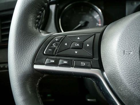 Used 2017 Nissan Rogue SV AWD/4WD image 10