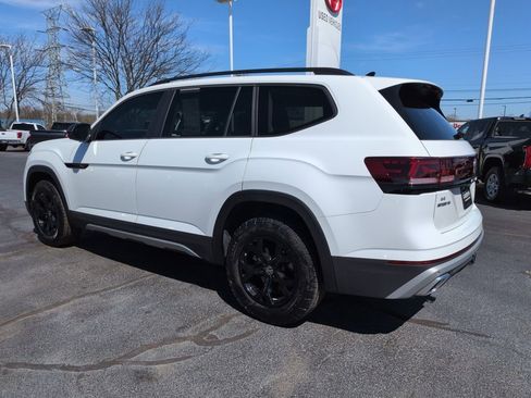 Used 2024 Volkswagen Atlas Peak Edition SE image 3