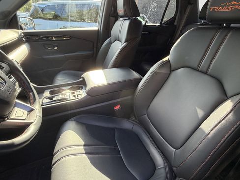 Used 2025 Honda Pilot TrailSport image 17