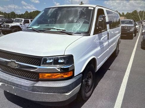 Used 2018 Chevrolet Express 3500 LT w/ LT Preferred Equipment Group RWD image 3
