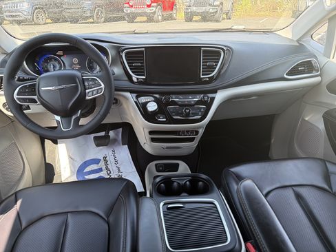 Used 2023 Chrysler Pacifica Touring-L AWD/4WD image 13