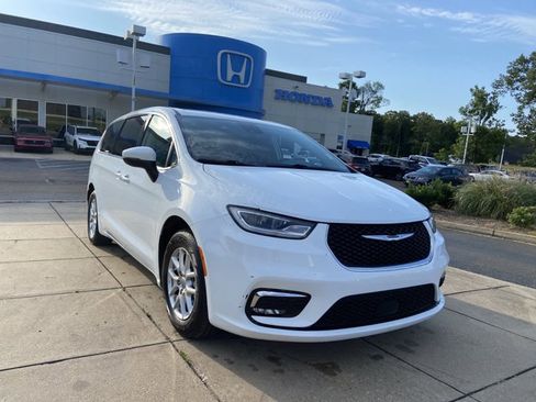 Used 2023 Chrysler Pacifica Touring-L FWD image 2