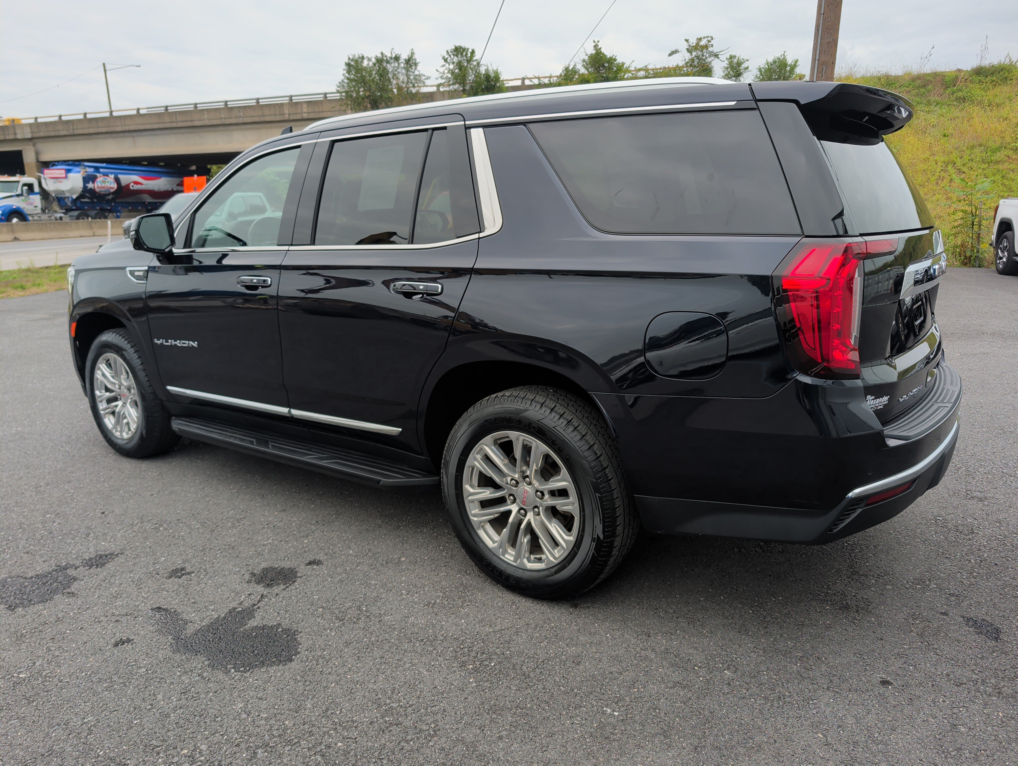 Used 2021 GMC Yukon SLT w/ SLT Luxury Plus Package AWD/4WD image 6