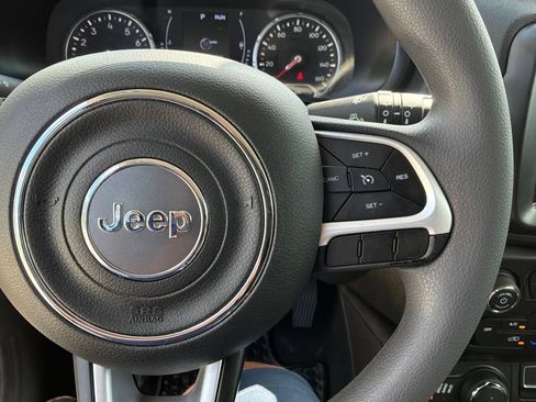 Used 2023 Jeep Renegade Latitude AWD/4WD image 17