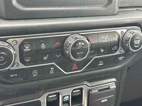 Used 2021 Jeep Wrangler Unlimited Sahara w/ LED Lighting Group AWD/4WD image 33