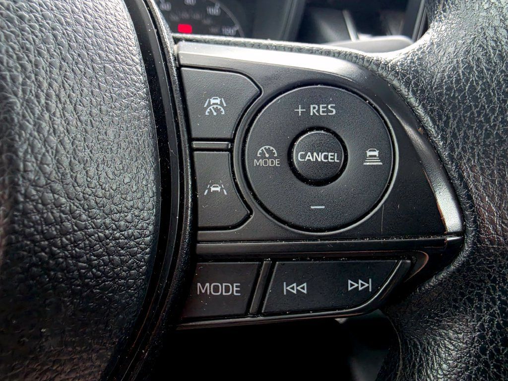 Used 2025 Toyota Corolla LE FWD image 17