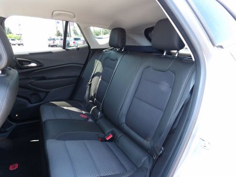 Used 2025 Chevrolet Trax LT FWD image 10