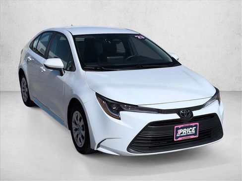 Used 2023 Toyota Corolla LE image 3