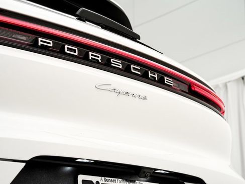 Used 2025 Porsche Cayenne image 30