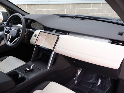 Certified 2025 Land Rover Discovery Sport Dynamic SE AWD/4WD image 31