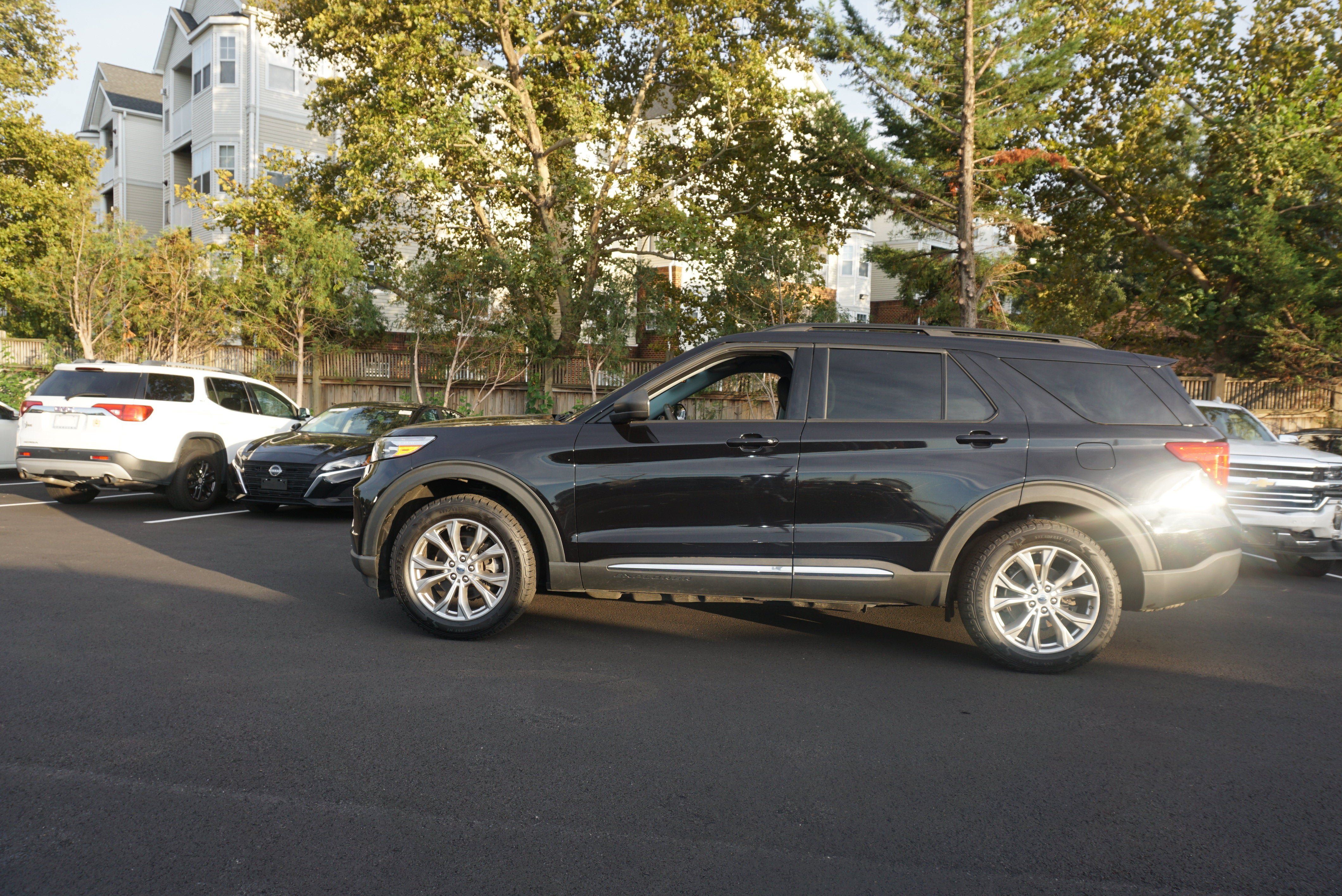 Used 2022 Ford Explorer XLT w/ Equipment Group 202A AWD/4WD image 5