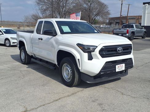 Used 2025 Toyota Tacoma SR image 3