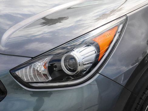 Used 2017 Kia Niro Touring w/ Advanced Technology Package image 2