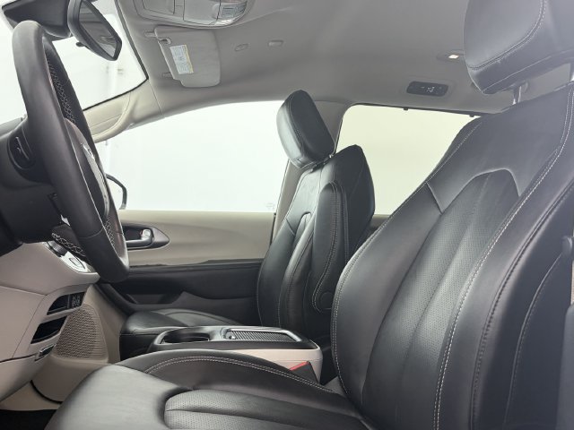 Used 2024 Chrysler Pacifica Touring-L FWD image 24