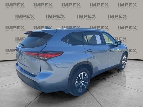 Used 2023 Toyota Highlander XLE image 5