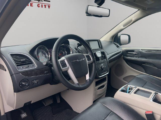 Used 2015 Chrysler Town & Country Touring-L w/ Driver Convenience Group FWD image 28