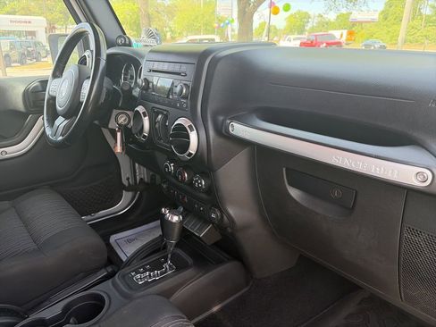 Used 2012 Jeep Wrangler Unlimited Rubicon w/ Connectivity Group AWD/4WD image 30