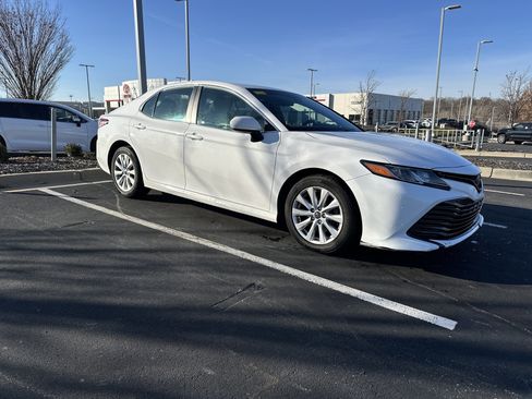 Used 2018 Toyota Camry LE image 2