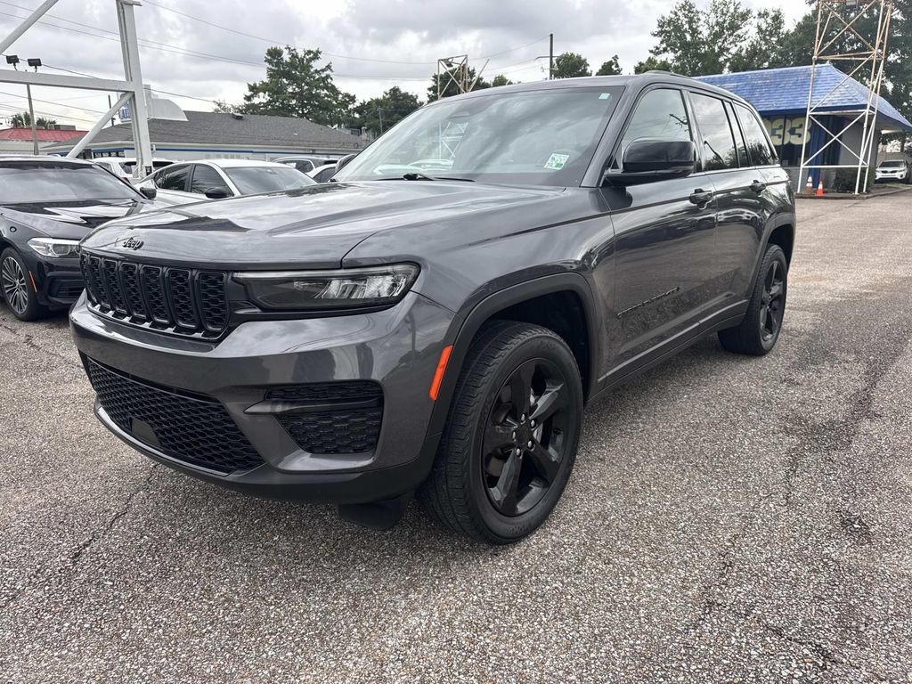 Used 2022 Jeep Grand Cherokee Altitude AWD/4WD image 3