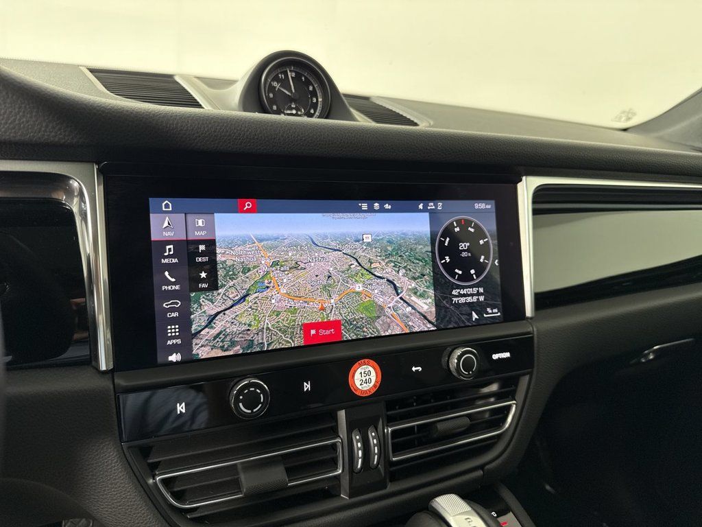 Certified 2025 Porsche Macan AWD/4WD image 27
